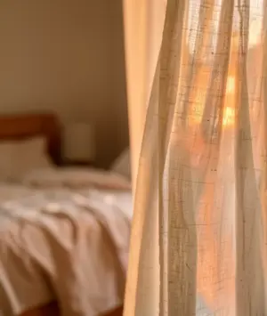 Camera da letto accogliente: tenda e luce calda