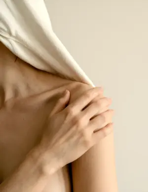 Tocco consapevole: la pelle come senso primario
