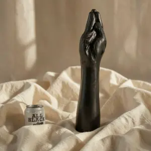 Fist Gigante — All Black