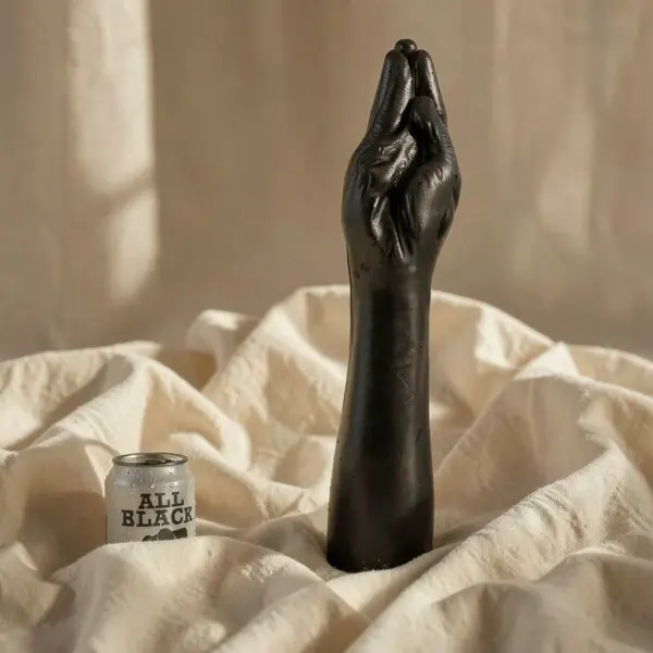 Fist Gigante — All Black
