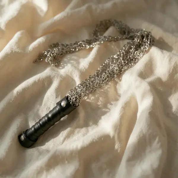 Frusta Bondage in Metallo — Darkness