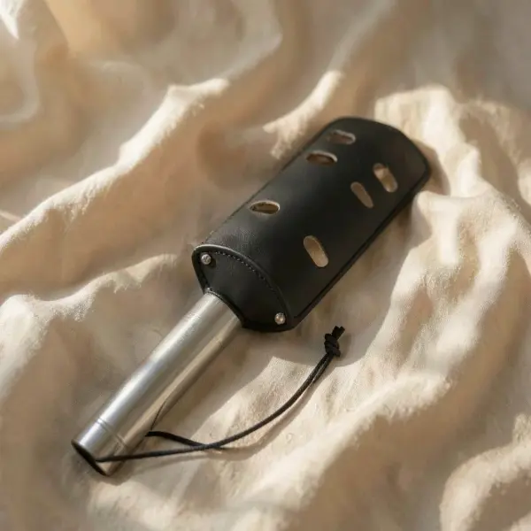 Pagaia in cuoio e acciaio con fori — Metal Hard
